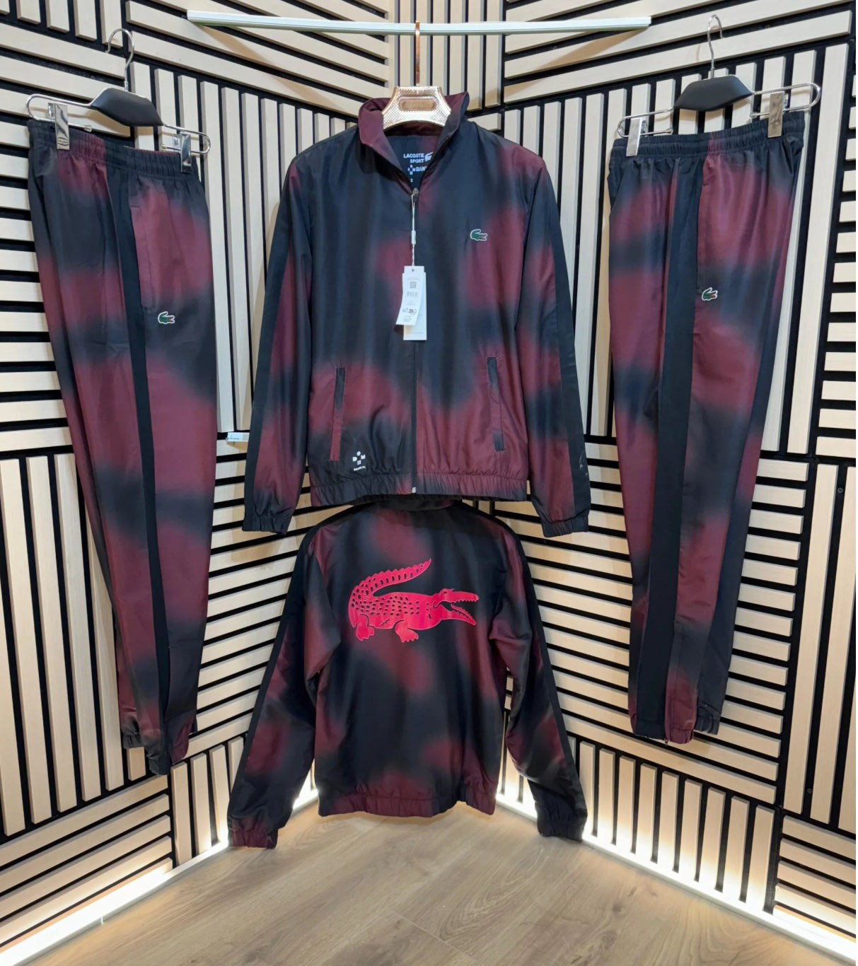 Chándal Lacoste negro y rojo