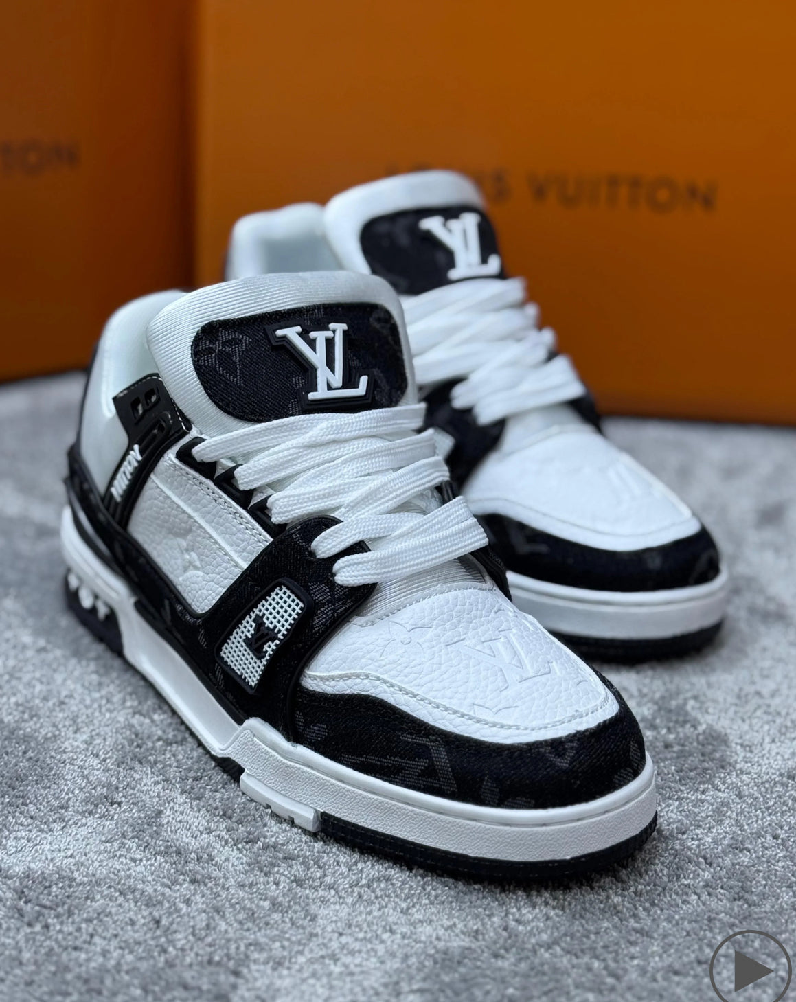 Zapatilla Louis Vuitton Trainer negras